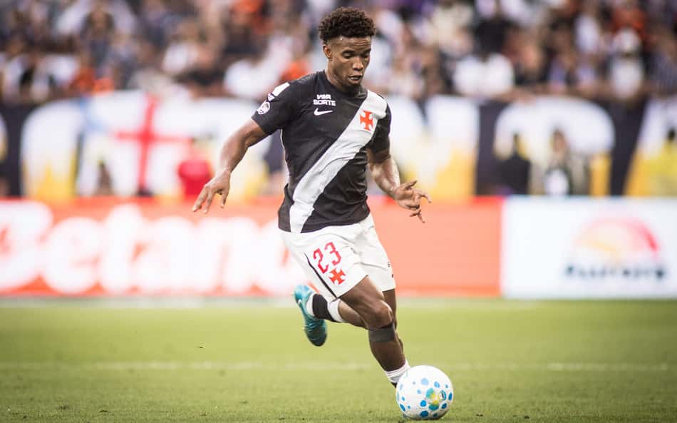 Thiago Mendes é denunciado no STJD após críticas à arbitragem em Corinthians x Vasco