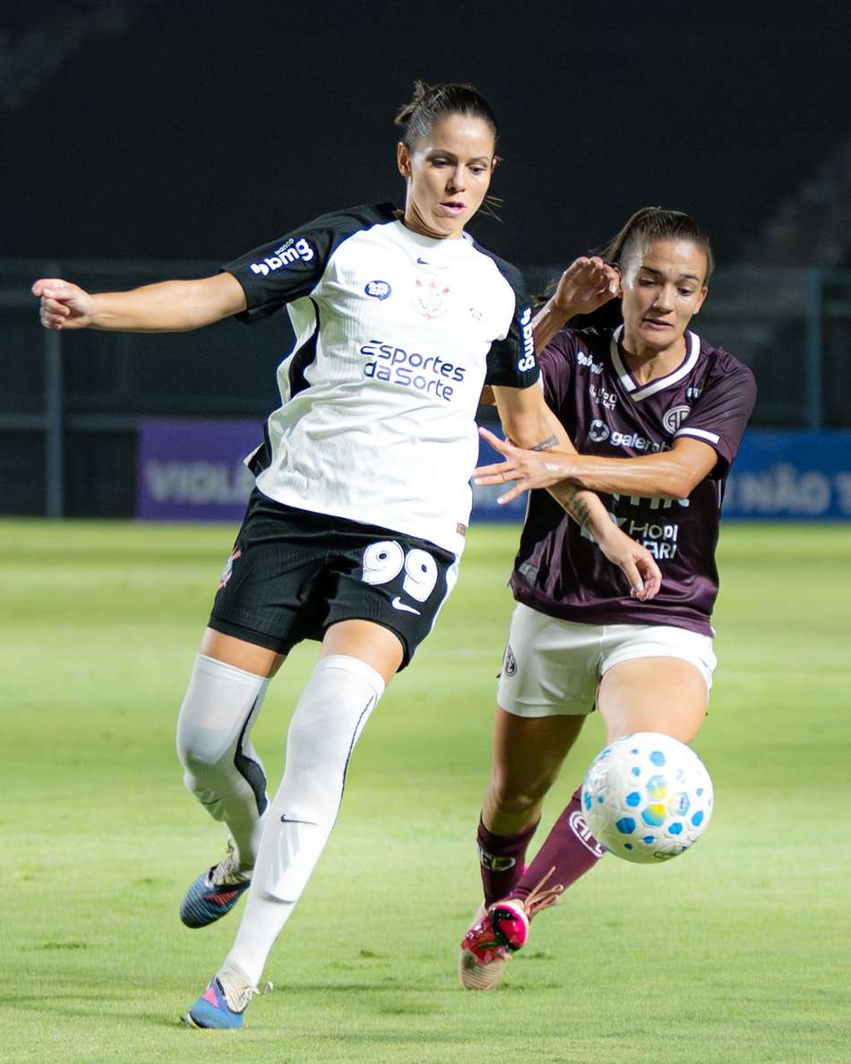 Zagueira Erika domina a bola em Corinthians x Ferroviária, pelo Brasileirão Feminino. (Foto: Rafael Zocco/Ferroviária)