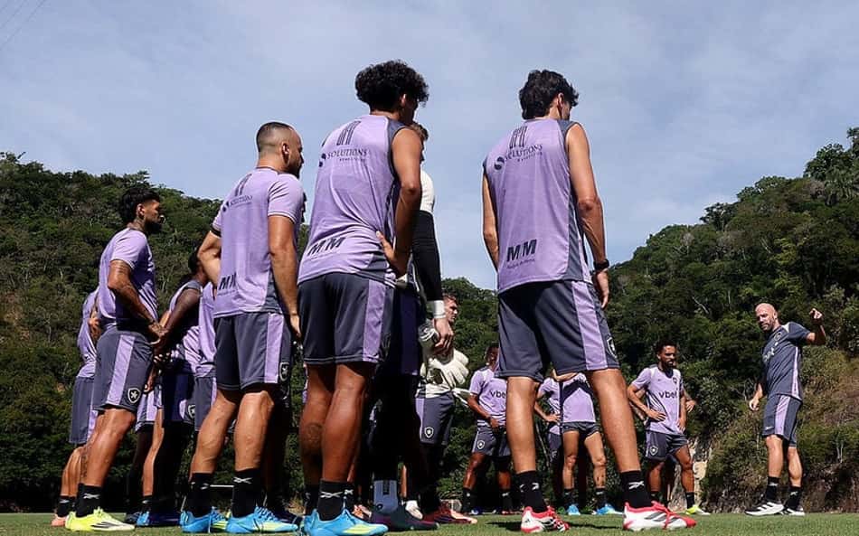 Franclim Carvalho conversa com elenco do Botafogo no CT Lonier (Foto: Vítor Silva/Botafogo)