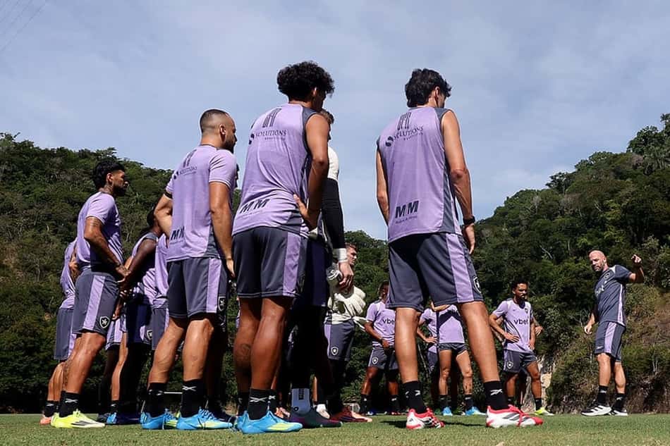 Franclim Carvalho conversa com elenco do Botafogo no CT Lonier (Foto: Vítor Silva/Botafogo)