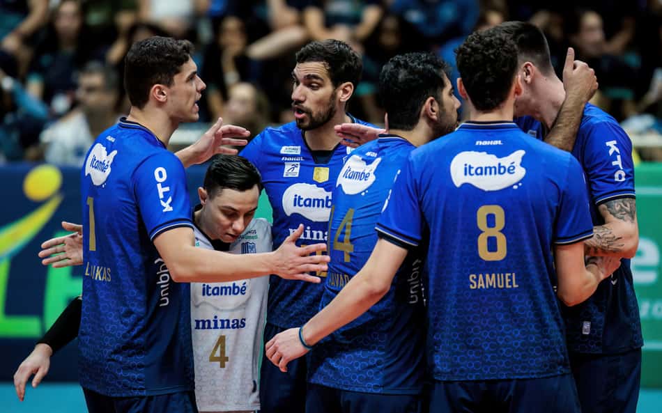 Jogadores do Minas Tênis Clube comemoram ponto na semifinal da Superliga Masculina 25/26 (Foto: Hedgard Moraes/MTC)