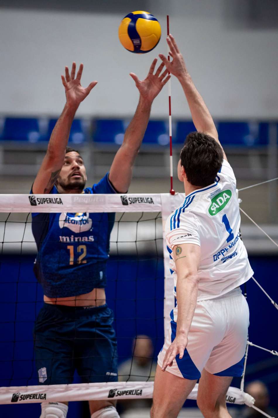 Oppenkoski, do Sada Cruzeiro, encara Djalma, do Minas, na rede da semifinal da Superliga Masculina 25/26 (Foto: Agência i7/Sada Cruzeiro)