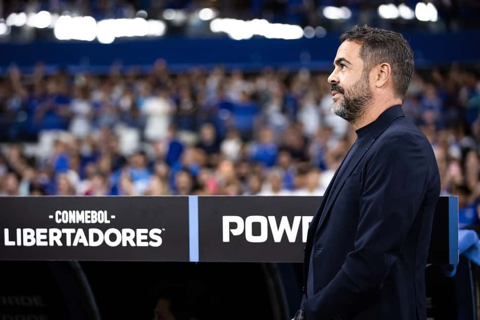 Artur Jorge em jogo do Cruzeiro na Libertadores, no Mineirão