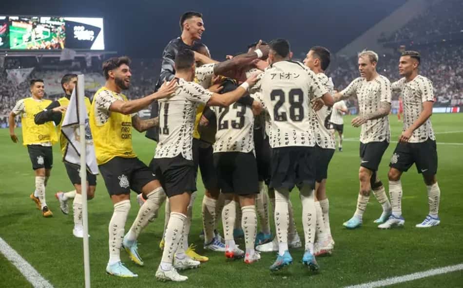 Emprestado pelo Corinthians, jogador provoca torcedores após Vitória x São Paulo