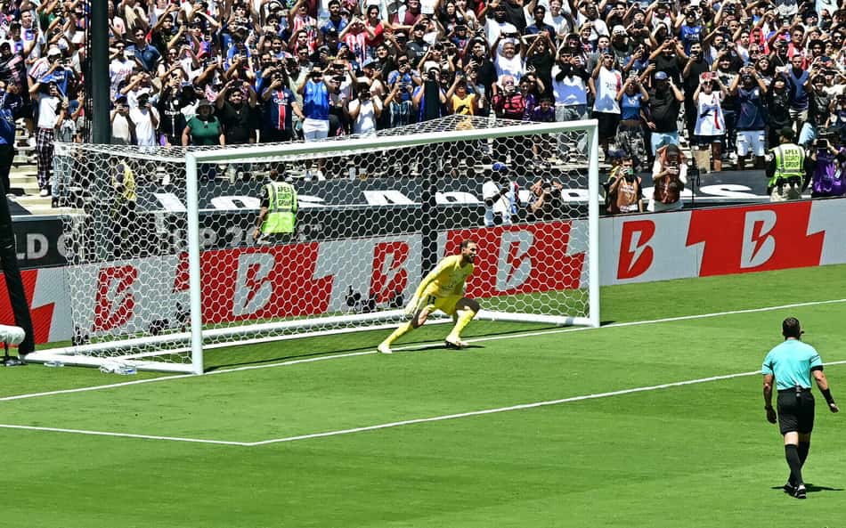 Atacante sul-coreano Lee faz, de pênalti, quarto gol do PSG sobre o Atlético de Madrid (Foto: Frederic J. Brown/AFP)