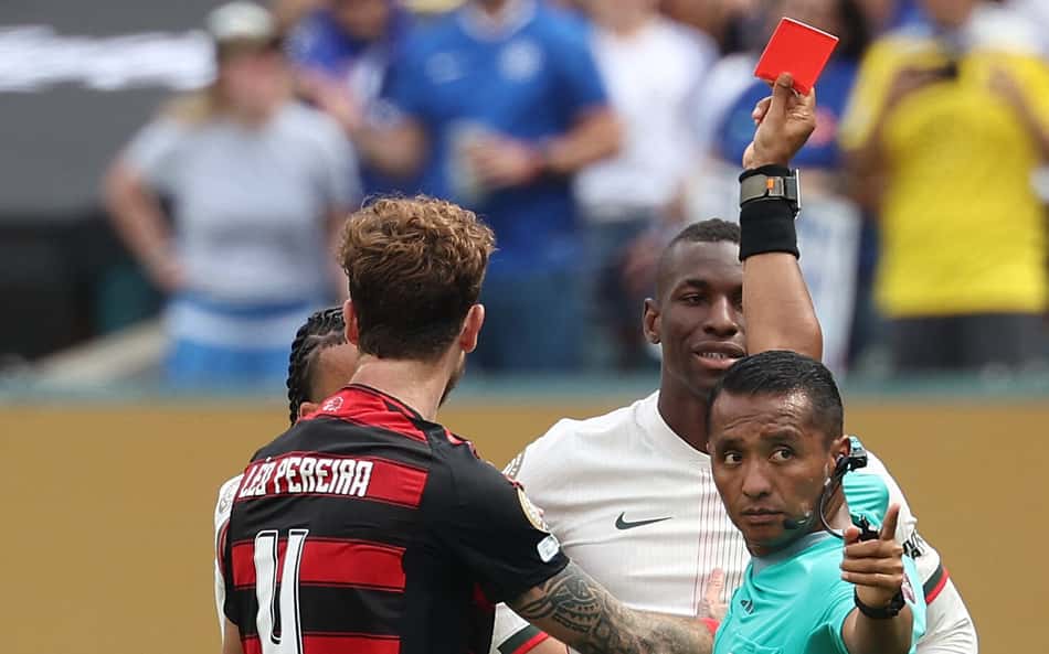 Nicolas Jackson foi expulso contra o Flamengo (Foto: FRANCK FIFE / AFP)