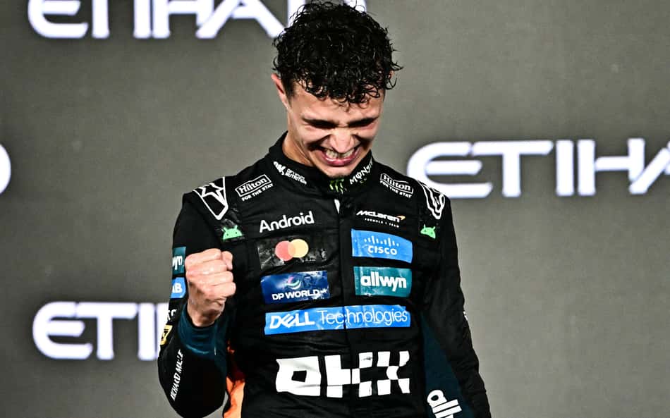 O britânico Lando Norris comemora o título da temporada da Fórmula 1 (Foto: Giuseppe CACACE / AFP)
