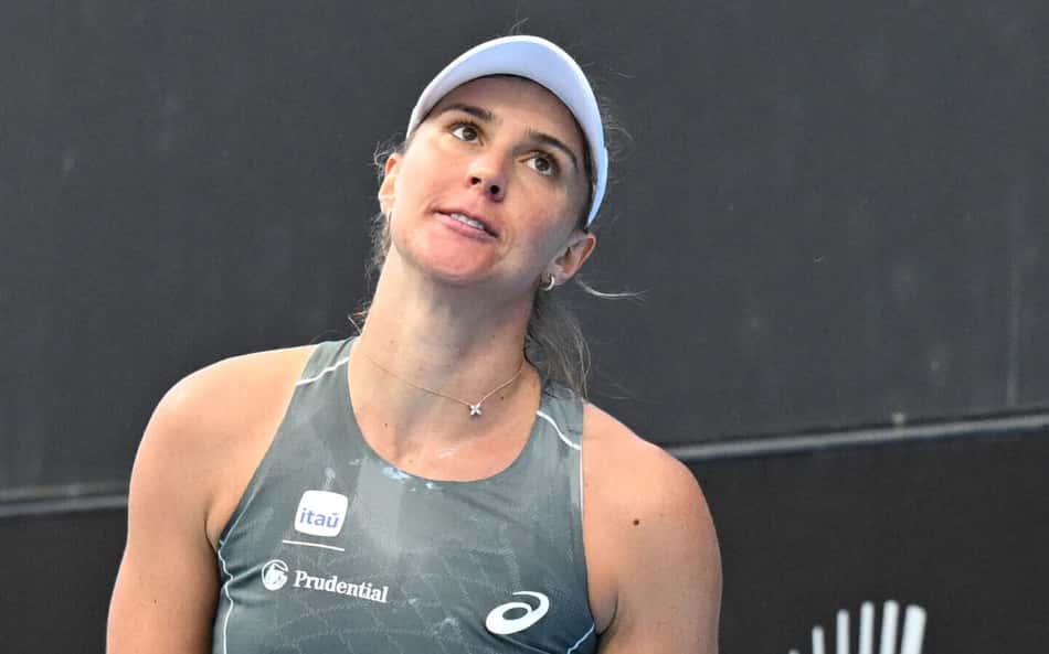 Bia Haddad reage durante partida de simples feminina contra a canadense Victoria Mboko no Adelaide International 2026, em Adelaide, em 12 de janeiro de 2026. (Foto: Michael ERREY/AFP)