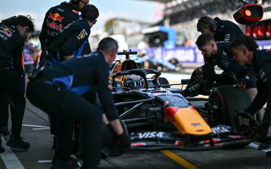 Max Verstappen em preparação para o Treino Livre 1, no GP do Japão 2026 (Foto: Philip Fong/AFP)