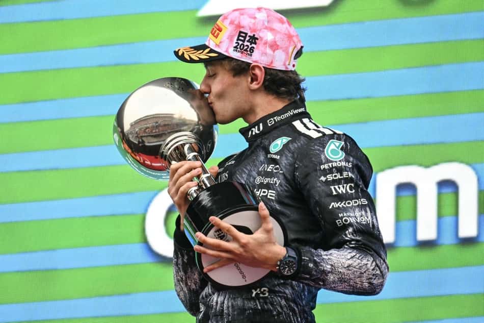 Italiano Kimi Antonelli, da Mercedes, beija o troféu da vitória no GP do Japão de Fórmula 1 (Foto: Philip FONG / AFP)