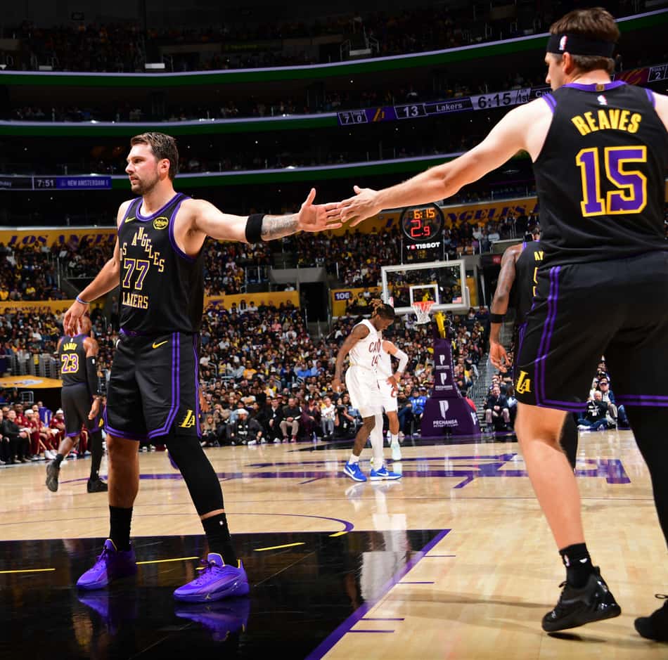 Luka Doncic (esquerda) e Austin Reaves (direita) na partida do Los Angeles Lakers contra o Cleveland Cavaliers (Foto: Adam Pantozzi/Getty Images via AFP)