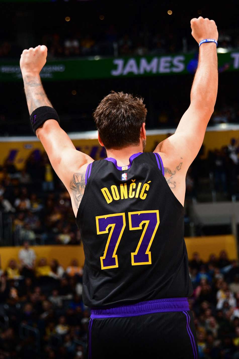Luka Doncic comemora durante partida do Lakers contra o Cleveland Cavaliers (Foto: Adam Pantozzi/ Getty Images via AFP)