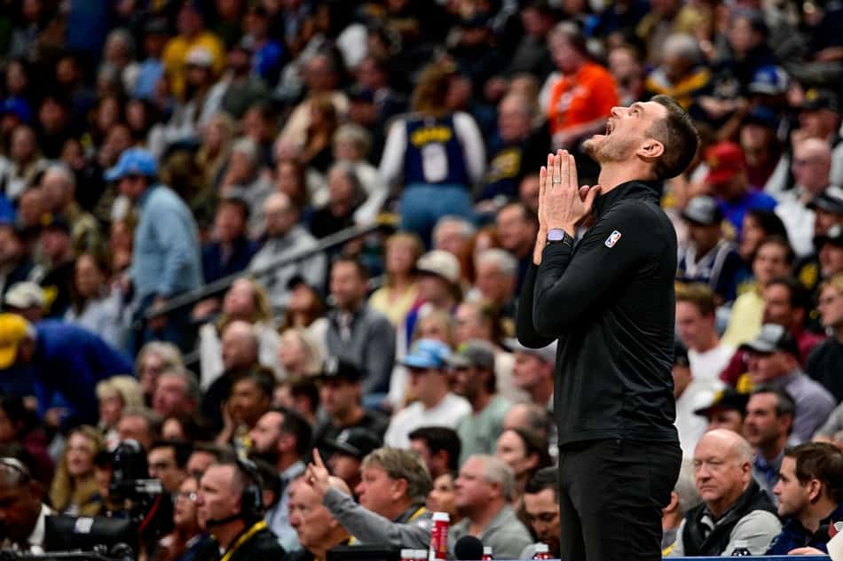 Tiago Splitter, técnico do Portland Trail Blazers, reage durante partida contra o Denver Nuggets na Ball Arena. (Foto: Dustin Bradford/Getty Images/Afp)