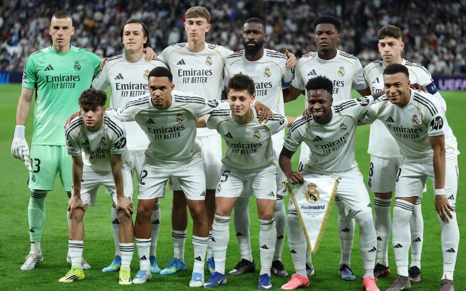 Jogadores do Real Madrid posam para uma foto de equipe antes da partida de ida das quartas de final da Champions League (Foto: Thomas COEX / AFP)