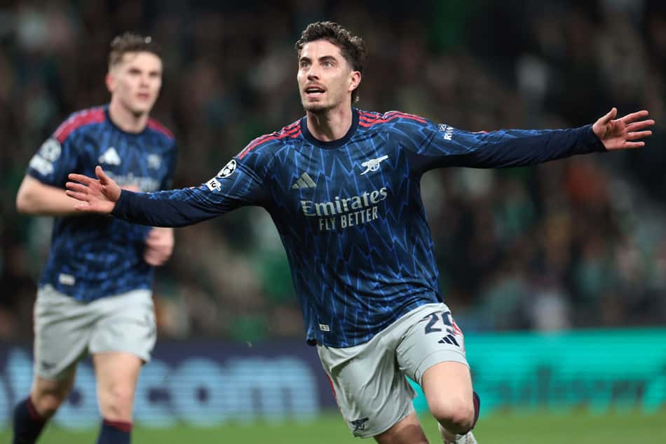 Kai Havertz comemora com seus companheiros de equipe após marcar um gol durante a partida de ida das quartas de final da Champions League entre Sporting CP e Arsenal (Foto: Patricia de Melo Moreira / AFP)