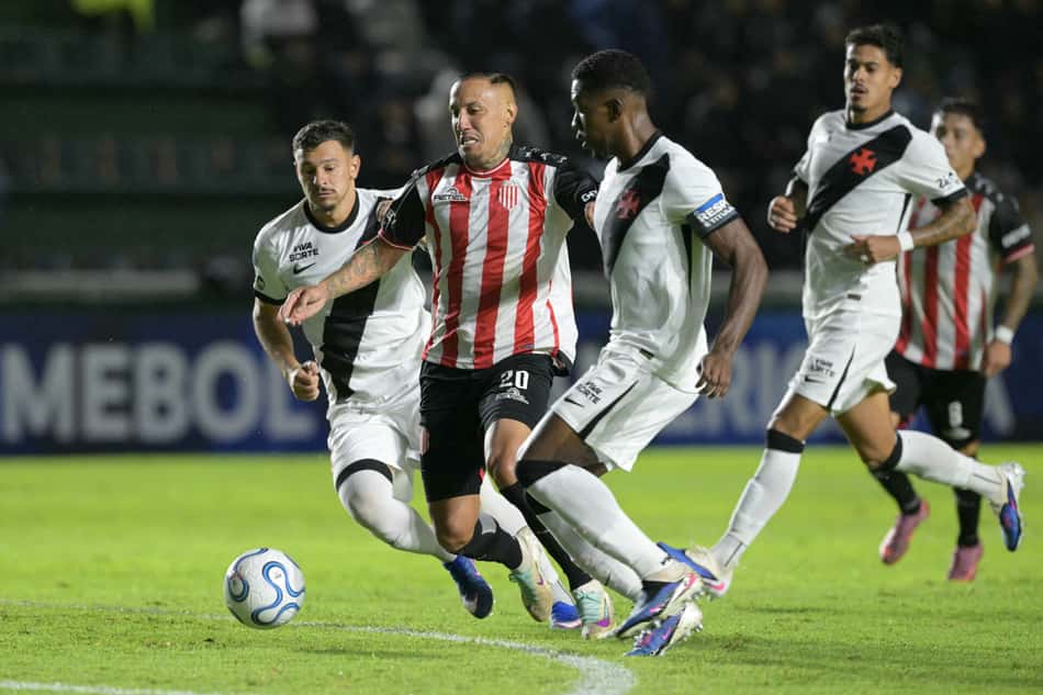 Vasco soma apenas um ponto no jogo de estreia sem Renato Gaúcho (Foto: JUAN MABROMATA / AFP)