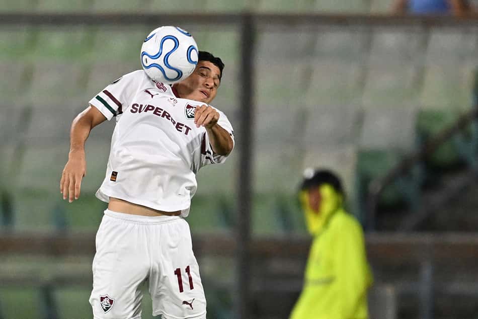 Savarino em ação em La Guaira x Fluminense (Foto: Juan BARRETO / AFP)