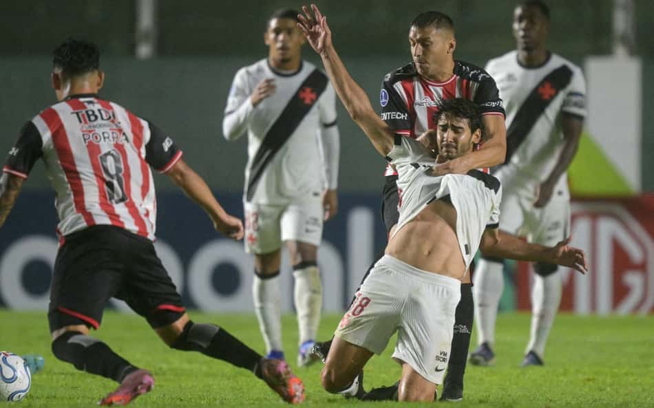 JP reclama de jogo duro contra argentinos em empate do Vasco: 'Pegavam sem bola'