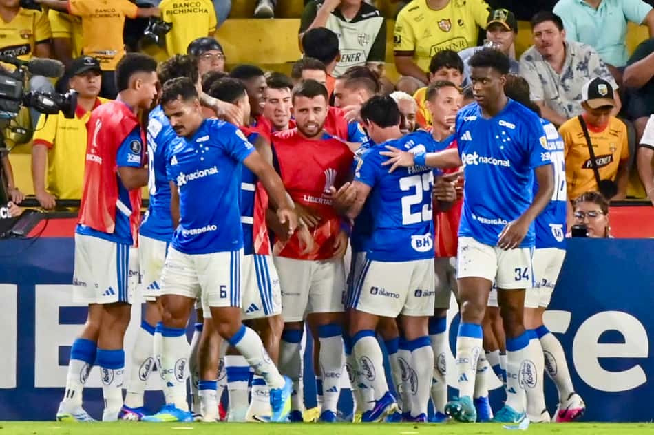 Cruzeiro players celebrate after scoring during the Copa Libertadores group stage football match between Ecuador's Barcelona and Brazil's Cruzeiro at the Monumental Banco Pichincha stadium in Guayaquil, Guayas province, Ecuador, on April 7, 2026. (Photo by MARCOS PIN / AFP)