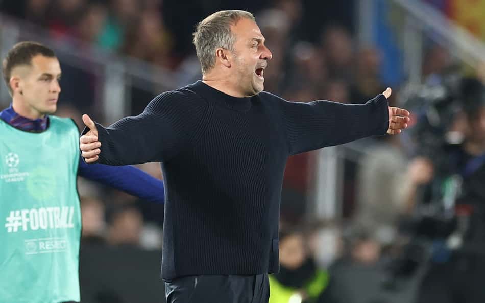 Hansi Flick detona arbitragem em jogo da Champions League: 'Para que serve o VAR'