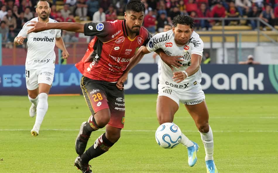 Rony foi titular no duelo entre o Deportivo Cuenca e Santos. (Foto: Fernando MACHADO / AFP)