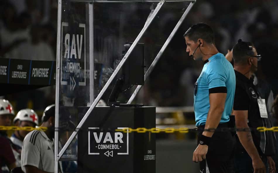Pênalti? Ex-árbitro analisa lance em Junior Barranquilla x Palmeiras