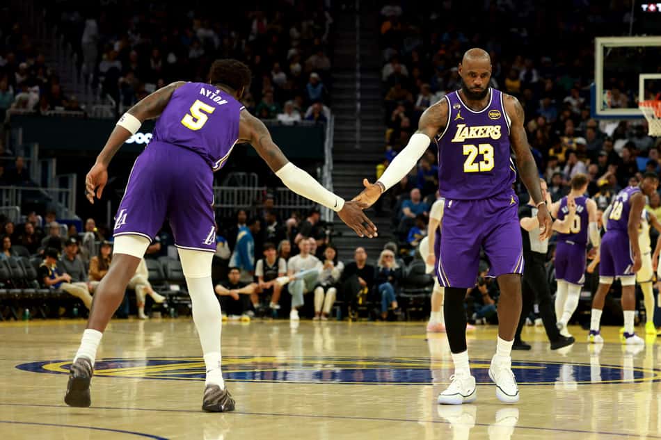 LeBron James, do Los Angeles Lakers, é cumprimentado por Deandre Ayton após cesta contra o Golden State Warriors no Chase Center, em San Francisco, em 9 de abril de 2026 (Foto: Ezra Shaw/Getty Images/AFP)