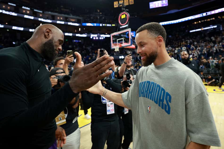 Stephen Curry, do Golden State Warriors, cumprimenta LeBron James, do Los Angeles Lakers, após jogo no Chase Center, em San Francisco, em 9 de abril de 2026 (Foto: Ezra Shaw/Getty Images/AFP)