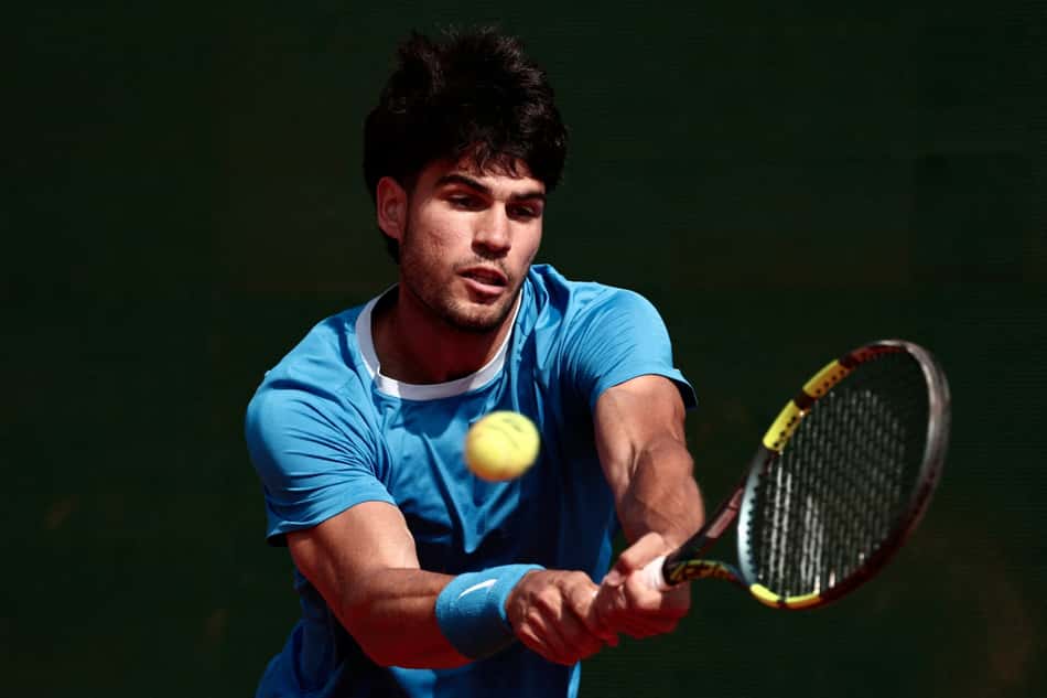 Carlos Alcaraz aplica um backhand na semifinal do Masters 1000 de Monte Carlo