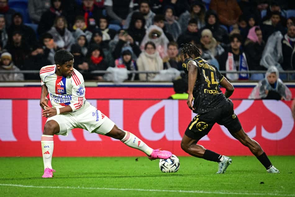 Endrick durante Lyon x Lorient pela Ligue 1. (Foto: Olivier Chassignole/AFP)