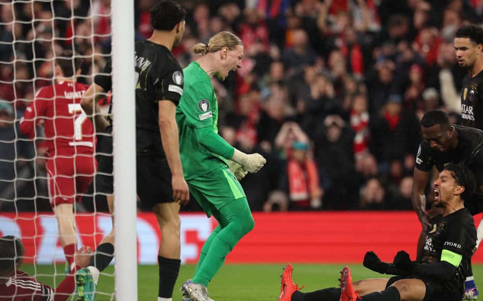 Safonov vira assunto durante Liverpool x PSG na Champions League
