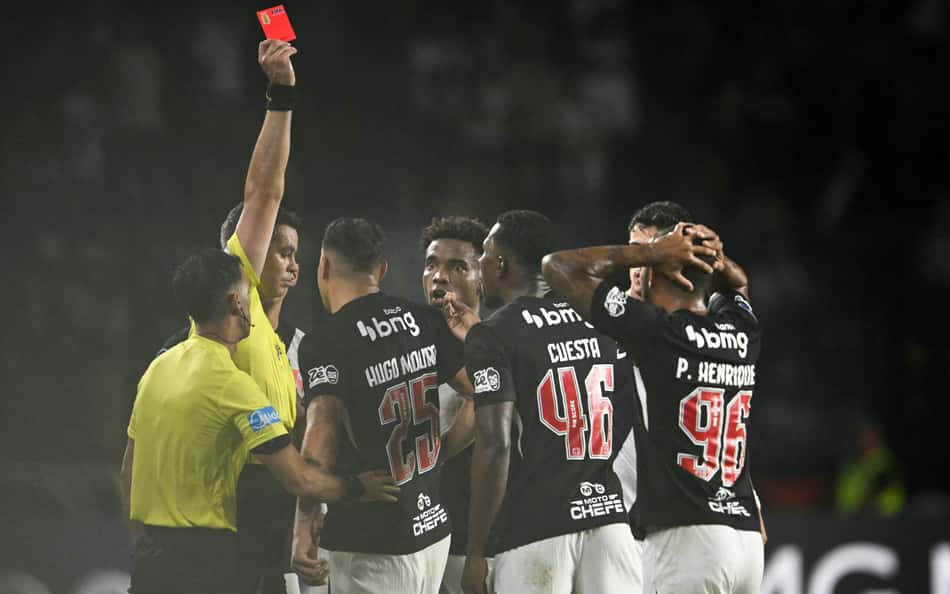 Com arbitragem polêmica e dois jogadores expulsos, Vasco perde para o Audax Italiano