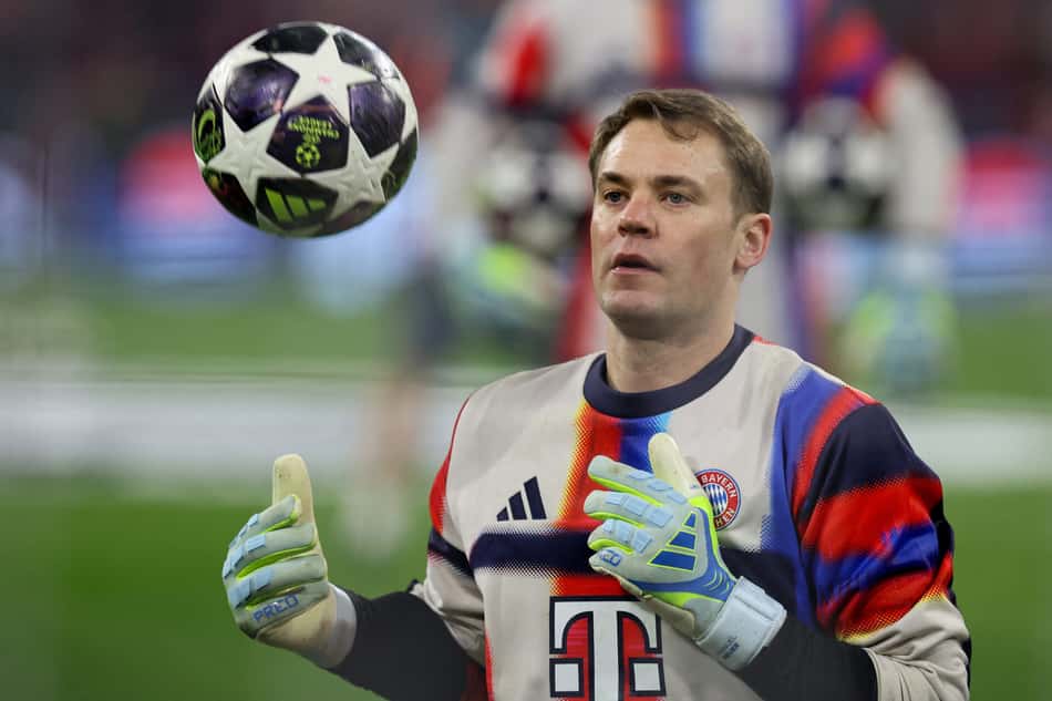 O goleiro alemão do Bayern de Munique, Manuel Neuer, pega a bola durante o aquecimento antes da partida de volta das quartas de final da Liga dos Campeões da UEFA entre FC Bayern de Munique e Real Madrid, em Munique, sul da Alemanha, em 15 de abril de 2026. (Foto de Alexandra BEIER / AFP)