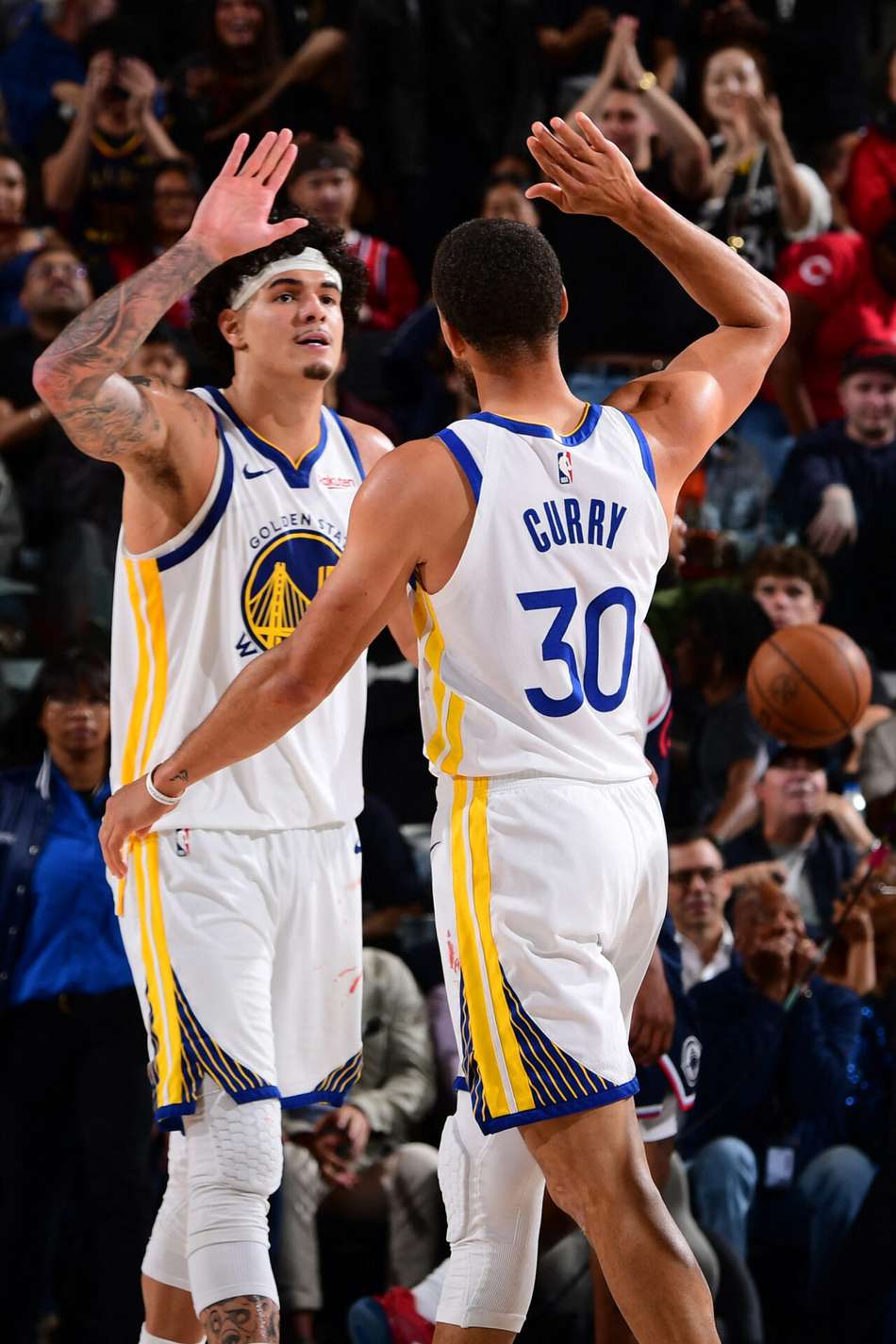 INGLEWOOD, CA - 15 de abril: Gui Santos (#15) e Stephen Curry (#30), do Golden State Warriors, se cumprimentam durante jogo contra o LA Clippers no SoFi Play-In Tournament, em 15 de abril de 2026, no Intuit Dome, em Los Angeles. (Foto: Adam pantozzi/nbae/getty images via afp)