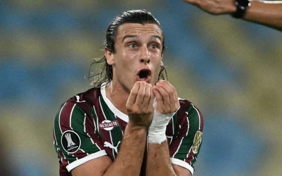Canobbio reclama com a arbitragem em Fluminense x Independiente Rivadavia (Foto: MAURO PIMENTEL / AFP)