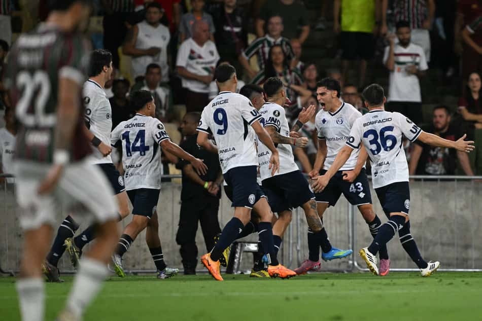 Jogadores do Rivadavia comemoram gol contra o Fluminense (Foto: Mauro Pimentel/AFP)