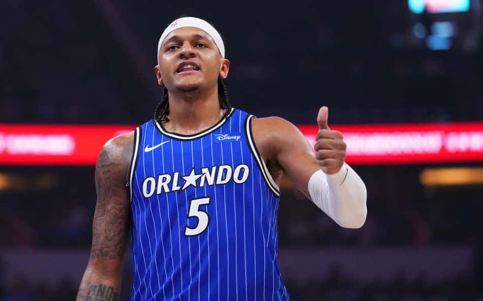 Paolo Banchero, do Orlando Magic, comemora cesta contra o Charlotte Hornets pelo Play-In na Kia Center. (Foto: Rich Storry/Getty Images/AFP)