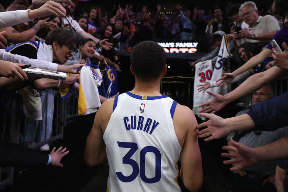 Stephen Curry deixa a quadra após derrota do Golden State Warriors para o Phoenix Suns no Play-In. (Foto: Christian Petersen/Getty Images/Afp)