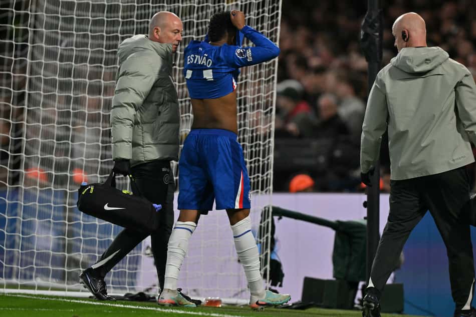 Estêvão deixando o campo após sofrer uma lesão durante a partida da Premier League entre Chelsea e Manchester United (Foto: Glyn KIRK / AFP)