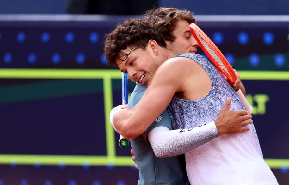 Ben Shelton (dir.) abraça Flavio Cobolli após vencê-lo na final do ATP de Munique, na Alemanha. (Foto: Alexandra Beier/AFP)