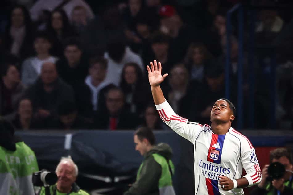 Endrick comemora gol marcado em PSG x Lyon (Foto: FRANCK FIFE / AFP)