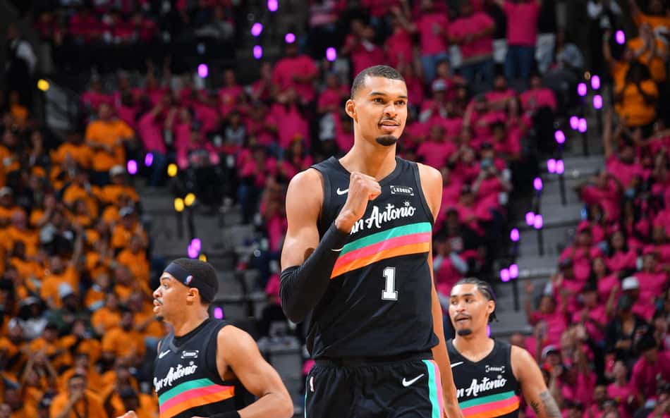 Victor Wembanyama, do Spurs, comemora durante jogo contra o Trail Blazers pela primeira rodada dos playoffs (Foto: Michael gonzales/Nbae via getty images/Afp)