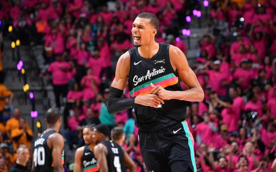 Victor Wembanyama, do Spurs, comemora em partida contra o Trail Blazers pela primeira rodada dos playoffs (Foto: Michael gonzales/Nbae via getty images/Afp)