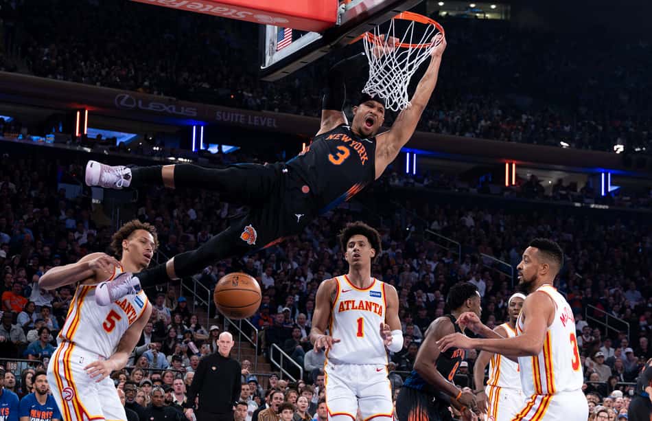 Josh Hart, do Knicks, enterra contra o Hawks no jogo dois da primeira rodada dos playoffs (Foto: Al bello/Getty images/Afp)