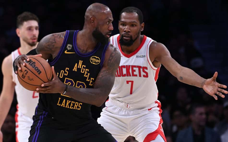 Kevin Durant, do Houston Rockets, defende em jogo contra o Los Angeles Lakers na Crypto.com Arena. (Foto: Juan Ocampo/NBAE via Getty Images/AFP)