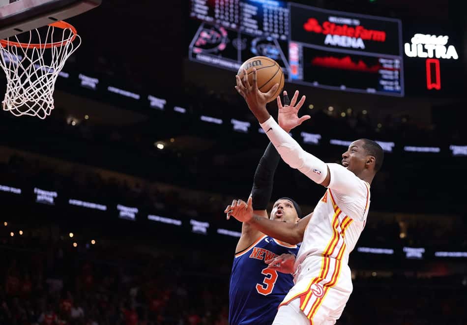 Jonathan Kuminga, do Hawks, infiltra contra Josh Hart, do Knicks, no jogo três da primeira rodada dos playoffs (Foto: Kevin C. Cox/Getty images/Afp)