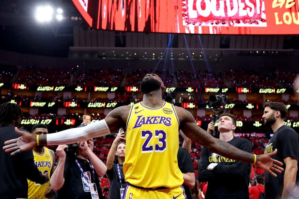 LeBron James, do Lakers, faz gesto durante ritual pré-jogo contra o Rockets pela primeira rodada dos playoffs (Foto: Kenneth richmond/Getty images/Afp)
