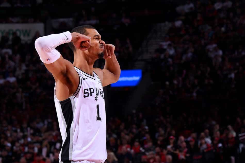 Victor Wembanyama, do Spurs, observa partida contra o Trail Blazers no jogo quatro da primeira rodada dos playoffs da NBA (Foto: Brian babineau/Nbae via getty images/Afp)