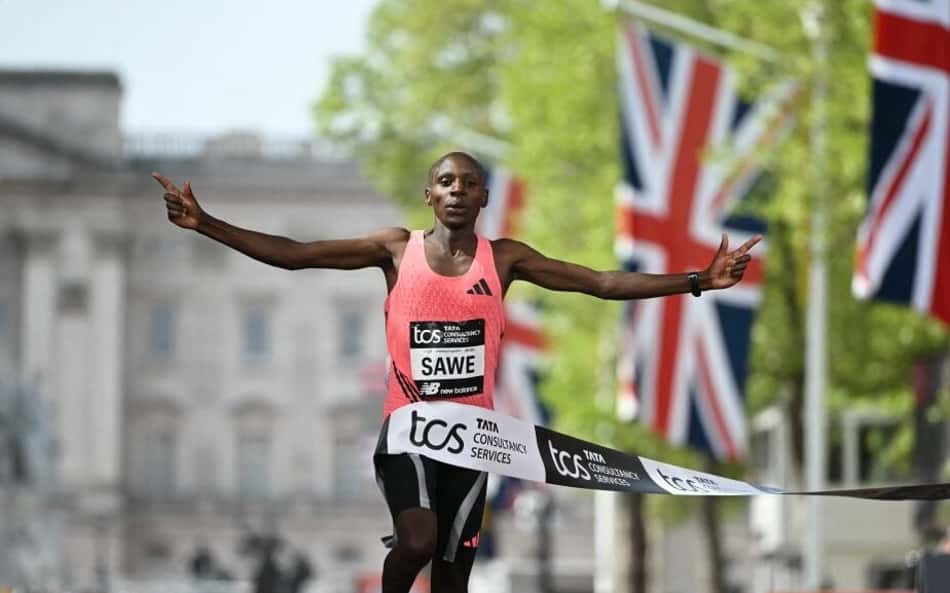 O queniano Sabastian Sawe quebrou o recorde mundial ao vencer a Maratona de Londres (Foto: JUSTIN TALLIS / AFP)