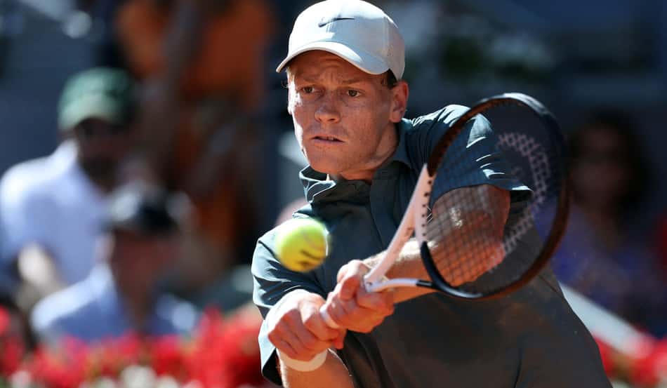 Jannik Sinner devolve bola a Elmer Moller na 3ª rodada do Madrid Open 2026, em Madri. (Foto: Thomas Coex/AFP)
